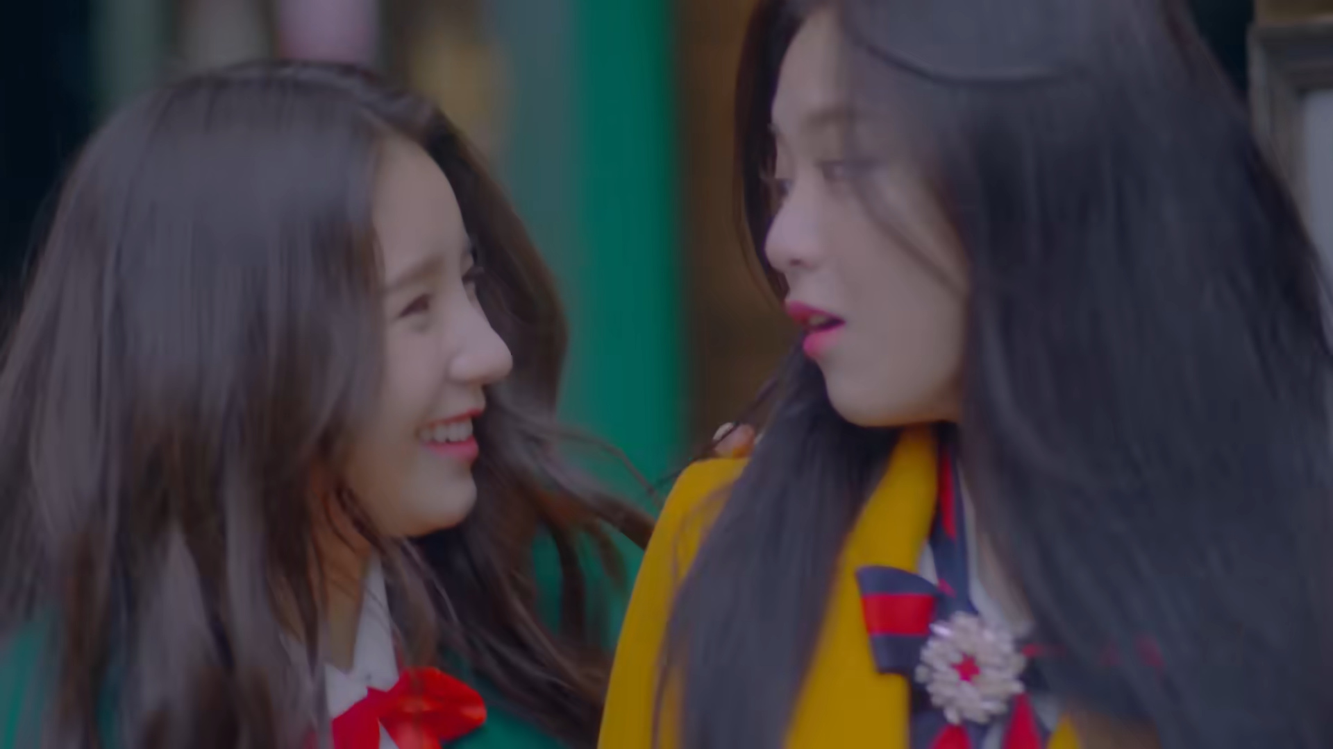 Heejin surprising Hyunjin.